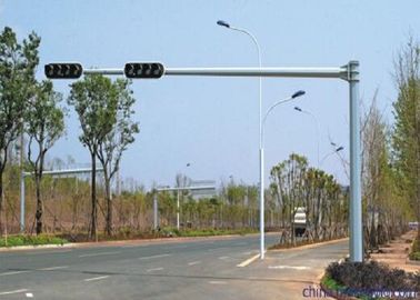 จีน 6.5M Traffic Light Pole Durable Single Arm Outdoor Light Pole With Anchor Bolts ผู้ผลิต