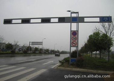 จีน Signal Customization Traffic Light Pole Gr65 4m / 6m Galvanized Road Light Poles ผู้ผลิต