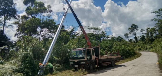 เงินสีขาว Steel Power Pole Specifications สําหรับมาตรฐานการปั่น CWB และ AWS D 1.1 2